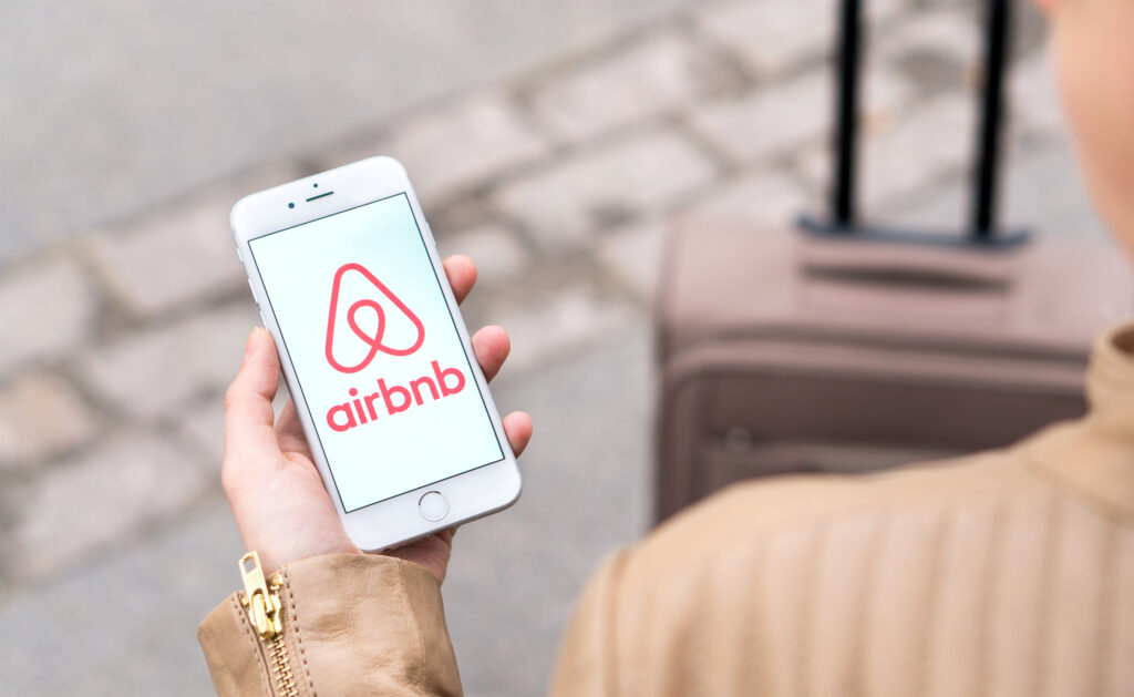 Jyvaskyla,,finland, ,june,12,,2017:,woman,showing,airbnb,logo
